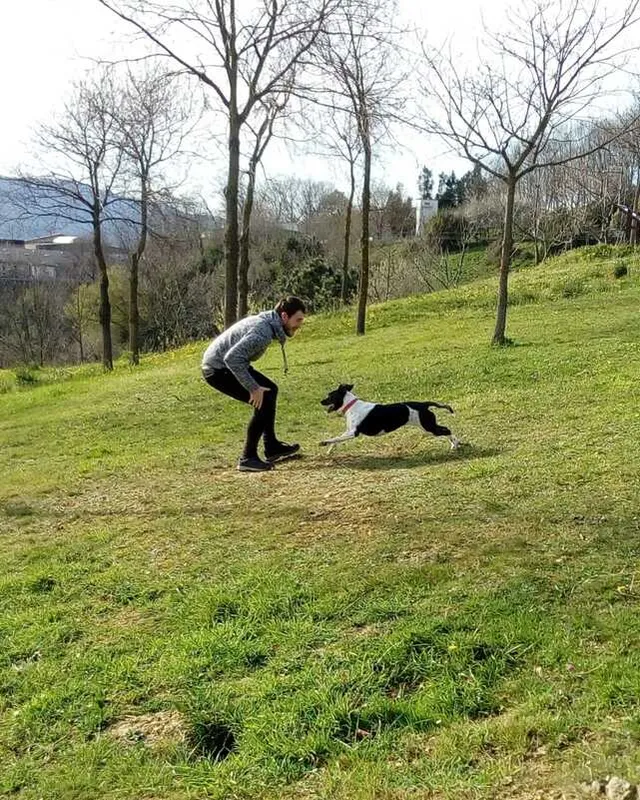 Iker jugando con Lola, su perra, en un parque